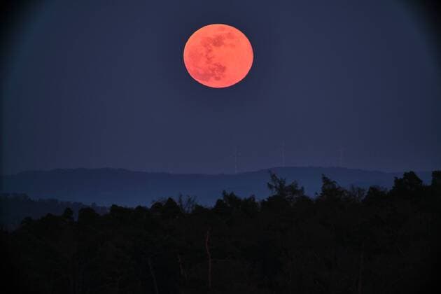 Orange full moon on Good Friday An orange full moon was seen at 20 30 on Good Friday all over Germany We have pictures of this spectacular event 70619 Stuttgart Germany Copyright: 7aktuellx xDavidxM.xSkiba