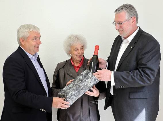 23 04 2019 Nebra in a time capsule found during bridge work a bottle of sparkling wine from 1886 was found in Freyburg foto vlnr Ulrich wiegel GF Rotkäppchen BM Nebra Antje Scheschinski GF Rotkäppchen Dr Mike Eberle copyright