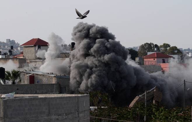 News Themen der Woche KW17 News Bilder des Tages (190424) -- SELFIT, April 24, 2019 -- Smoke rises as Israeli forces demolish the residential home of Omar Amin Abu Lila, a Palestinian suspected of killing an Israeli soldier and a civilian in the West Bank in March, in the village of a-Zawiya, southeast of Qalqilya, April 24, 2019. Bulldozers accompanying by Israeli army troops, Border Police officers, and the Civil Administration personnel carried out the demolition of the apartment, an Israeli military spokesperson said in a statement. Nidal Eshtayeh) MIDEAST-WEST BANK-QALQILYA-DEMOLISHED HOUSE zhaoyue