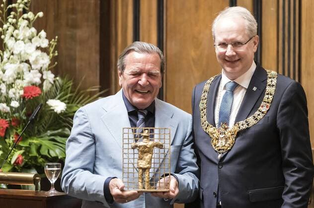 Gerhard Schröder and Stefan Schostok with bronze sculpture of the state capital Hanover I want to go in there at the reception for the 75th birthday of honorary citizen and Federal Chancellor a D Gerhard Schröder in the New City Hall Hanover 24 04 2019 Foto:xU.xStammx xFuturexImage