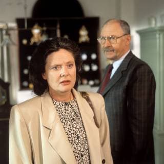 DER ALTE Der Tod des Uhrmachers BRD 1988 Zbynek Brynych CORDULA TRANTOW (Gerda Staller), ROLF SCHIMPF (Hauptkommissar Kress) 33867 Überschrift: DER ALTE BRD 1988 Copyright: KPA !AUFNAHMEDATUM GESCHÄTZT! UnitedArchives00662414