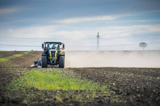 AGRICULTURE DÜRRE 25 04 2019 Thuringia A farmer ploughing his dry field in Thuringia