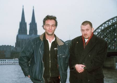 TATORT Mördergrube Eine Studentin wird auf dem Campus am helllichten Tag erschossen. War Martha Dreher wirklich das Ziel oder geriet sie nur zufällig in die Schusslinie? Die beiden Kommissare Ballauf (KLAUS J. BEHRENDT) und Schenk (DIETMAR BÄR) haben schnell einen Verdächtigen ermittelt. Doch ist der jähzornige Ex-Verlobte wirklich der Täter?... P B-B--1-52767 , 25DFATatort Überschrift: TATORT D 2001 Copyright: KPA !AUFNAHMEDATUM GESCHÄTZT! UnitedArchives00886379