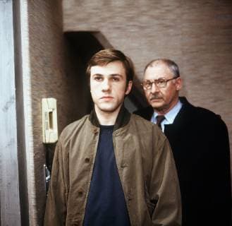 DER ALTE So gut wie tot Szene mit CHRISTOPH WALTZ (Christian Kamp) und ROLF SCHIMPF (Hauptkommissar Leo Kress) 35173-0-51304 , 31DFAAlte1 Überschrift: DER ALTE D 1990 Copyright: KPA !AUFNAHMEDATUM GESCHÄTZT! UnitedArchives00886458