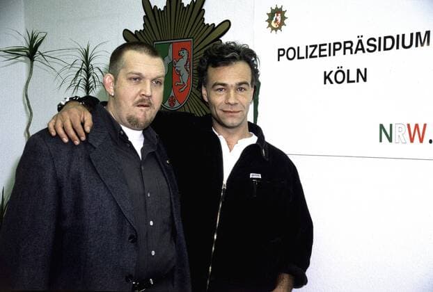 TATORT Drei Affen Kommissar Ballauf (KLAUS J. BEHRENDT,r) und Schenk (DIETMAR BÄR) ermitteln im Fall des ermordeten Sunnyboys Ben Keller. C44153--1-59369 , 19DFATatort Überschrift: TATORT D 1999 Copyright: KPA !AUFNAHMEDATUM GESCHÄTZT! UnitedArchives00890915