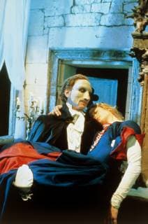 Erik (CHARLES DANCE), das Phantom der Oper, entführt Christine (TERI POLO) in sein unterirdisches Reich. Film, Fernsehen, Literaturverfilmung, Musical, 90er Regie: Tony Richardson aka. Phantom of the Opera Le Fantome de L Opera DAS PHANTOM DER OPER F I USA BRD 1990 Copyright: KPA !AUFNAHMEDATUM GESCHÄTZT! Nur redaktionelle Nutzung im Zusammenhang mit dem Film. Editorial usage only and only related to the movie. Im Falle anderer Verwendungen, kontaktieren Sie uns bitte. For other uses, please contact us. UnitedArchives00666363