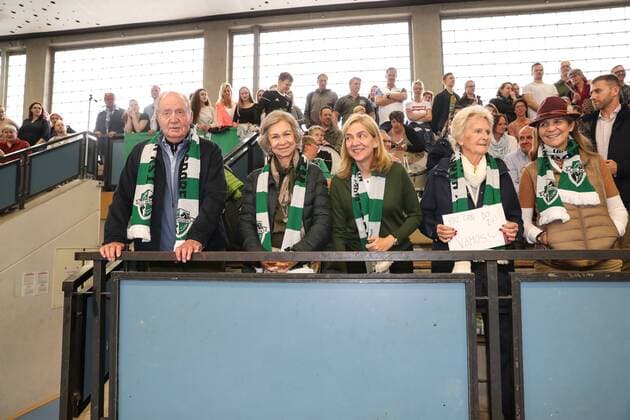 Spains EX King Juan Carlos with his wife Sophia and daughters Elena and Cristina come to his grandsons handball game 18-year-old Pablo Urdangarin plays for TSV Hannover Burgdorfs A Juniors and is in the quarter-finals of the German Championship on Saturday with his team against HSG Wetzlar from the left Juan Carlos I Sophia of Greece Cristina of Spain Grandmother Claire Liebaert Cout