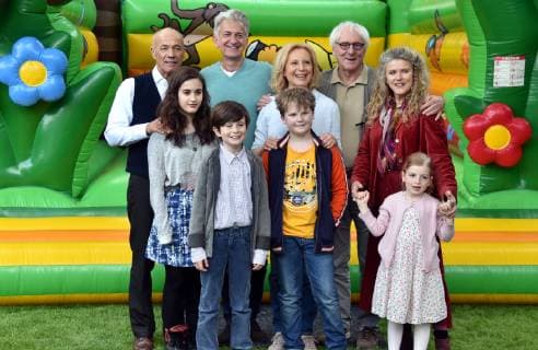 Actor Heiner Lauterbach l r Dominic Raacke Maren Kroymann Günther Maria Halmer and Barbara Sukowa and the Children Bruno Founder Maya Lauterbach Julius Weckauf poses on 30 04 2019 in Cologne on the set of the film Grandchildren for Beginners