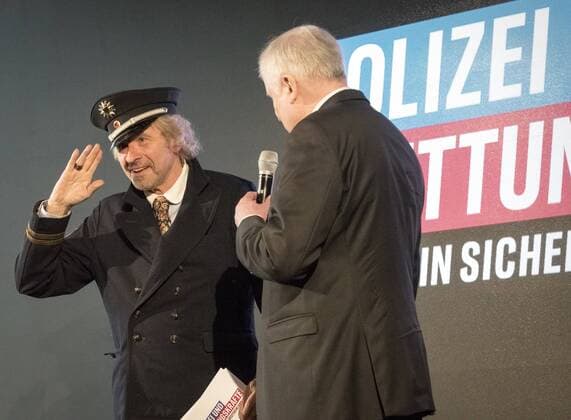 Presentation of a high-profile campaign to raise the profile of uniformed police and rescue workers More trust and respect should be achieved Thomas Gottschalk Horst Seehofer