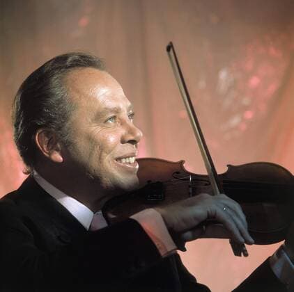 HELMUT ZACHARIAS DER ZAUBERGEIGER MIT DEM SWINGENDEN SOUND IST MIT 82 YEARS GESTORBEN He was regarded as the best German jazz violinist in Germany and was also celebrated internationally With his songs and evergreens he enthused his audience When the white lilac blossoms again his melody of success will remain unforgotten Recording 60s Copyright: ArthurxGrimm UnitedArchives00646488