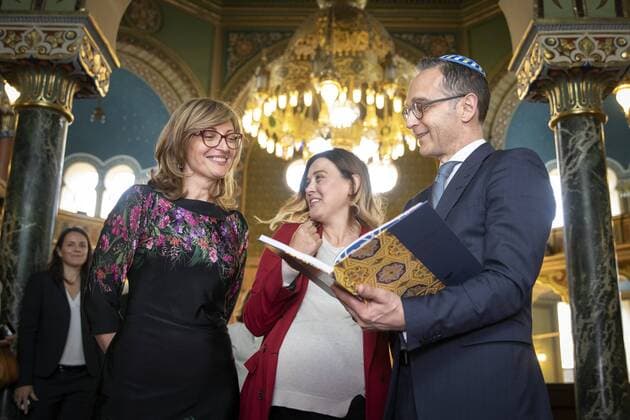 Federal Foreign Minister Heiko Maas, SPD, r during a tour of the Sofia Tolerance Triangle with Ekaterina Zaharieva, Vice-Minister-President for Justice Reform and Minister for Foreign Affairs of the Republic of Bulgaria l Recorded here during a visit to the Sofia Synagogue together with Stela Behar, Director of the Central Sofia Synagogue, m Sofia, 20 05 2019 Sofia Bulgaria Copyright: xJaninexSchmitz photothek.netx