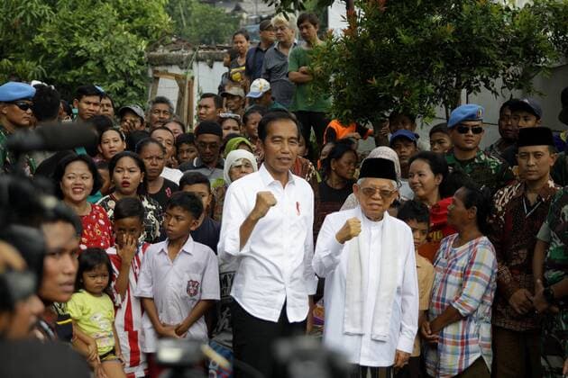 News Themen der Woche KW21 News Bilder des Tages May 21, 2019 - Jakarta, Capital Region of Jakarta, Indonesia - Indonesia presidential candidate, incumbent Joko Widodo (L) and his running mate Ma ruf Amin (R), pose for photograph after give a victory speech at Johar Baru densely populated settlements, Jakarta, on Tuesday, May 21, 2019. Joko Widodo (Jokowi) gave his victory speech after the Indonesian General Election Commission (KPU) announced the recapitulation result of Presidential Election in the night before. Jokowi and Ma ruf Amin won the 2019 election with a 55,50% votes, while his opponent Prabowo Subianto and his running mate Sandiaga Uno obtain 44,50% votes. Jakarta Indonesia - ZUMAn230 20190521_zaa_n230_030 Copyright: xAdityaxIrawanx