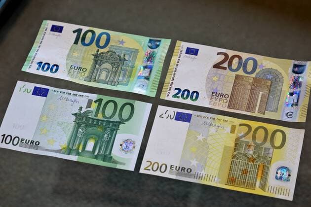 21 05 2019, Frankfurt, DEU First issue of the new 100 euro and 200 euro banknotes in the Deutsche Bundesbank, the old banknotes at the bottom and the smaller new banknotes at the top