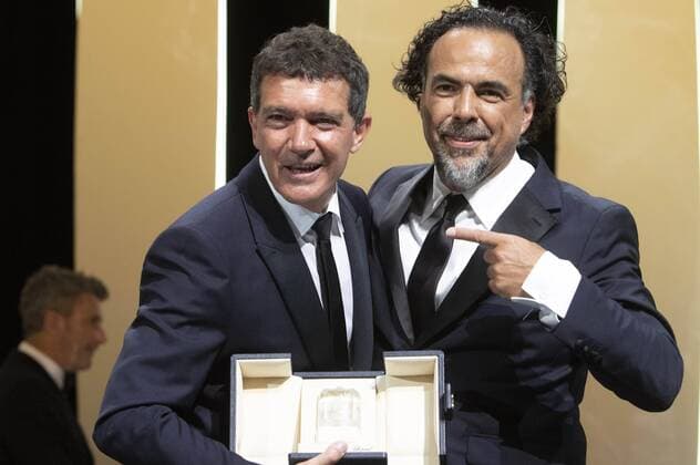 Antonio Banderas poses with his Best Actor Award for his performance in the movie Dolor y Gloria Pain and Glory Sorrow and Glory with President of the Jury Alejandro Gonzalez Inarritu at the award ceremony during the 72nd Cannes Film Festival at the Palais des Festivals on May 25, 2019 in Cannes, France Foto:xR.xWagnerx xFuturexImage
