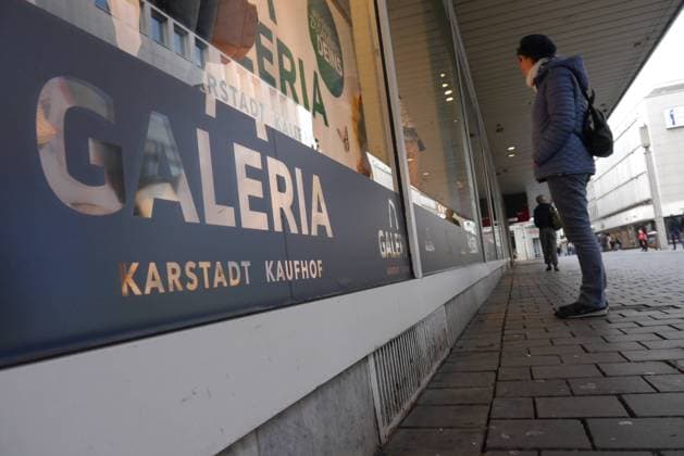 Feature Symbol Galeria Karstadt Kaufhof 03 19 thg Germany German company department store department store chain merger merger advertising We are your shopping shopping shopping shopping mall pedestrian zone branch Bielefeld shop window across