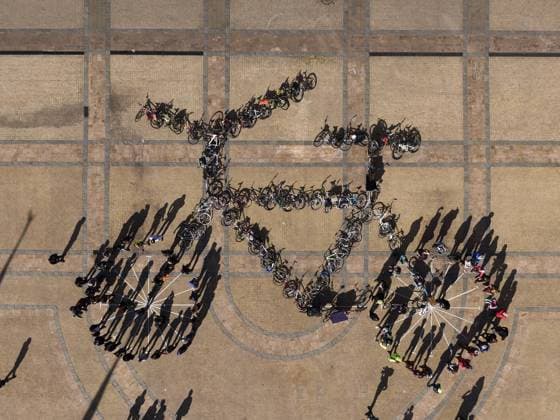 Santiago June 3, 2019 Within the framework of the World Bicycle Day celebrated on June 3, hundreds of people, together with the Metropolitan Mayor, Karla Rubilar, and the Minister of Science, Andres Couve, gathered in the esplanade of this landmark city to give life to a human bicycle, to celebrate those who use this medium and raise awareness about the benefits of its sa  Copyright: PEDALEA VIAATONCHILE