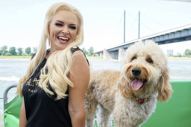Daniela Katzenberger at the opening of a floating dog meadow on a 1,000 sqm pontoon with rolled turf, dog course and pop up store on the Rhine Düsseldorf, 07 06 2019 Foto:xJ.xKrickx xFuturexImage