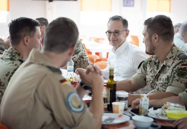 Federal Foreign Minister Heiko Maas, SPD, having breakfast with German soldiers of the contingent Counter Daesh at the air base Al Azraq in Jordan Maas visits several countries in the Middle East for political talks 08 06 2019 Al Azraq Jordan Copyright: xThomasxKoehler photothek.netx