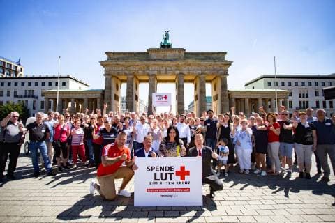 News Bilder des Tages 16. Weltblutspendertag - DRK ehrt Lebensretter, Den internationalen Aktionstag stellen die sechs DRK-Blutspendedienste in Deutschland unter das Motto Spende Blut. Erst wenn™s fehlt, fällt es auf!. Zu diesem Anlass startet auch die Kampagne missingtype, an der sich zahlreiche Prominente aus verschiedenen Bereichen beteiligen. Blutspende- ein Lebensretter Rund 15.000 Blutspenden werden in Deutschland täglich benötigt. Die DRK-Blutspendedienste decken 75 Prozent der Versorgung der Patienten mit lebenswichtigen Blutpräparaten ab. Rund drei Prozent der Bevölkerung spendet Blut, spendentauglich wären jedoch 33%. Jährlich scheiden aber allein rund 100.000 aktive Blutspender aus Altersgründen aus. Der Bedarf bleibt konstant - alle sieben Sekunden benötigt ein Patient in Deutschland eine Bluttransfusion. Der Weltblutspendertag s