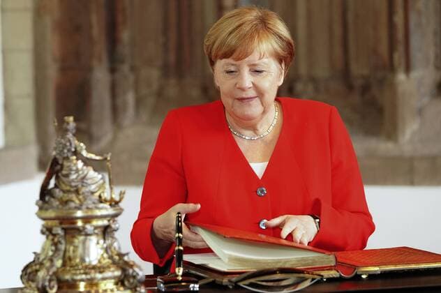 Angela Merkel signs the Golden Book of the City of Cologne in the Hansesaal of the historic City Hall Cologne, 14 06 2019 Foto:xJ.xKrickx xFuturexImage
