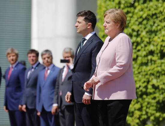 Volodymyr Oleksandrowytsch Selenskyj, President of Ukraine, Federal Chancellor Angela Merkel, Germany, Berlin, Federal Chancellery, photo opportunity at the greeting of the President of Ukraine, Volodymyr Selensky, by the BKin with military honors, 18 06 2019
