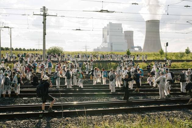 21 07 2019 End of the site Action weekend in the Rhineland Seat blockade on the rails of the coal railway Action alliance End of the site again calls for protests in the Rhenish lignite mining area In several groups, activists tried to reach the infrastructure and coal mines Approximately 550 people blocked the coal railway that supplies the Neurath power station According to the E Copyright: xMichaelxTrammerx