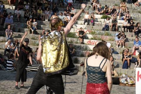 Fete de la Musique in Berlin Duo plays at the atrium of the Mauerpark between the districts Wedding and Prenzlauer Berg Fete de la Musique in Berlin