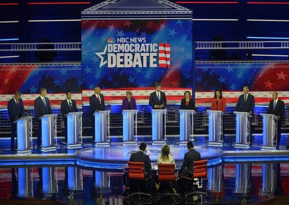 News Themen der Woche KW26 News Bilder des Tages Democratic presidential primary candidates stand before moderators at the NBC, MSNBC, Telemundo Democratic Debate at the Knight Concert Hall in Miami, Florida on Wednesday, June 26, 2019. Appearing on stage are Sen. Cory Booker, Sec. Julian Castro, Mayor Bill De Blasio, Rep. Tulsi Gabbard, Rep. John Delaney, Gov. Jay Inslee, Sen. Amy Klobuchar, Rep. Beto O Rourke, Rep. Tim Ryan and Sen. Elizabeth Warren. The debate was moderated by Lester Holt, Savannah Guthrie, Chuck Todd, Rachel Maddow and Jose D?az-Balart. WAX20190626251 GUSTAVOxCABELLERO