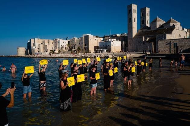 News Themen der Woche KW26 News Bilder des Tages June 30, 2019 - Molfetta, Italy - In Molfetta, 40 citizens belonging to different associations such as Amnesty International, Emergency, carried out a flashmob in support of Commander Carola Rackete, now under house arrest after having rescued 43 people with the Sea Watch...The event was held in Cala S. Andrea, where swimmers and passers-by attended in silence the impromptu demonstration and then turned a long applause to the activists... In Molfetta Nobody is Stranger , We remain Human , Solidarity is not a crime , Humanity does not stop , First people were instead some of the messages shown during the appointment Molfetta Italy - ZUMAn230 20190630_zaa_n230_334 Copyright: xDavidexPischettolax