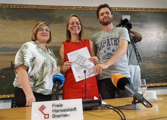 Five weeks after the Bremen elections, the state party leaders of the SPD, the Greens and the Left Party presented their 142-page red and green coalition agreement V l n r one of the two Green chairmen, Alexandra Werwath, the SPD chairwoman Sascha Aulepp and one of the two left-wing state spokespersons, Felix Pithan, in the town hall. The ag
