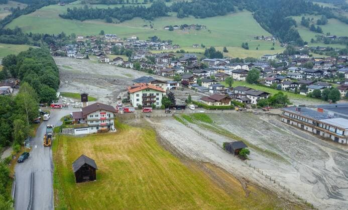 Uttendorf 01 07 2019, Uttendorf, AUT, mudslide exit in Uttendorf, in the picture clean-up work after the heavy thunderstorm and the mudslide exit to the village Removal work after the heavy storm and mudslide into the village of Uttendorf , Austria on 2019 07 01  EX_FEI