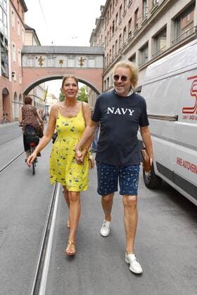 Summer of love for Thomas Gottschalk 69 The entertainer strolls with his new girlfriend Karina Mross 57 in shorts and T-shirt through Munichs city center ZDF reception Get Together in Hugo s Bar on the occasion of Filmfest Muenchen on 02 07 2019