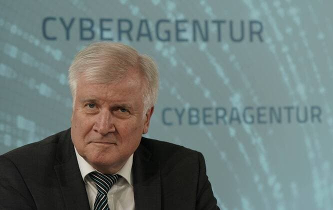 Federal Cyber Agency Before signing a declaration of intent to set up the Federal Cyber Agency, Federal Interior Minister Horst Seehofer, CDU, speaks together at Leipzi