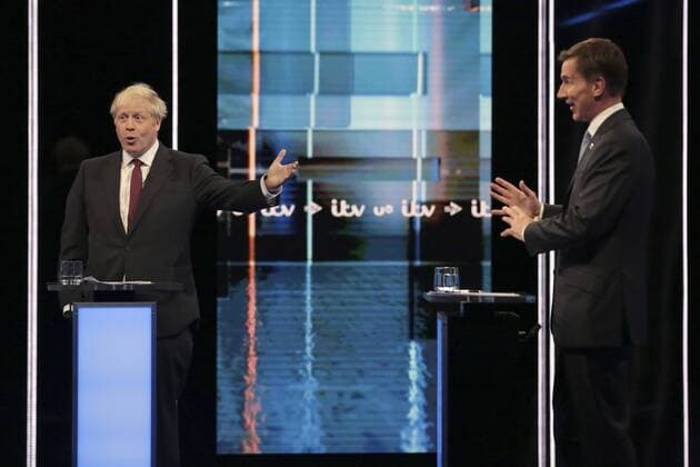 News Bilder des Tages (190710) -- SALFORD, July 10, 2019 -- In this handout image provided by ITV, Boris Johnson and Jeremy Hunt (L-R) take part in the Jeremy Hunt and Boris Johnson debate Head To Head on ITV in Salford, Britain, on July 9, 2019. Conservative Party leadership front-runner Boris Johnson repeated his pledge Tuesday to being Britain out of the European Union on Oct. 31 if he wins the battle to become the next prime minister. But in a head-to-head live televised debate with his rival, Foreign Secretary Jeremy Hunt, Johnson refused to say whether he would resign if he failed, and he would not be drawn on whether he would close down the House of Commons if politicians attempt to block a no-deal departure from the European Union. FOR EDITORIAL USE ONLY (Free editorial use for 30 days from July 9, 2019) MANDATORY CREDIT (Photo by Matt Frost ITV