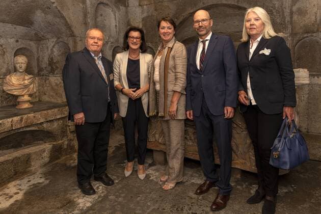 The opening of the Roman burial chamber in Cologne Weiden Group photo in the burial chamber from left to right The Chairman of the Förderverein Römergrab Wei