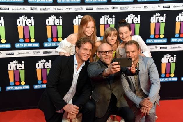 The actors Alexandra Petzschmann, Paula Renzler, and Lilli Lacher l r in front Thomas Heinze, Jürgen Vogel and Hinnerk Schönemann will come to the premiere of the film The Three the Three Exclamation Marks on 13 07 2019 in Cologne.