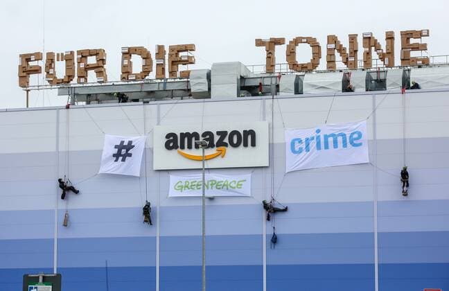 Greenpeace campaign at Amazon 15 07 2019, DEU, Germany, Hamburg Greenpeace activists have roped down from the roof of an Amazon Logistik GmbH hall in Winsen Luhe during a campaign and affixed the words amazon crime with banners The activists have placed the words Für die Tonne (For the bin) on the roof of shipping cartons Greenpeace is demonstrating against the