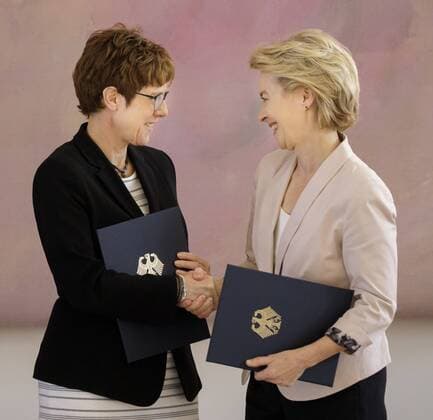 Michael Mueller, 1 Vice President of the Bundesrat at the delivery of the release certificate from her office to the Federal Minister of Defence, Ursula von der Leyen, and the presentation of the certificate of appointment to Annegret Kramp Karrenbauer as Federal Minister of Defence, in the presence of Federal Chancellor Angela Merkel, CDU, at Schloss Bellevue in Berlin 17 07 2019 Berlin Germany Copyright: xFelixxZahn photothek.netx
