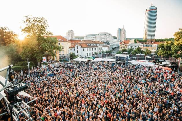 KulturArena Jena 2019 Start of the concert arena on 17 7 2019 with the band LaBrassBanda Theatervorplatz