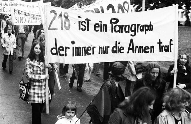 Gegen den Abtreibungsparagraphen 218 1973 DEU, Deutschland, Bonn: Frauen und Maenner demonstrierten am 2.6.1973 in Bonn gegen den Abtreibungsparagraphen 218 . DEU, Germany, Bonn: Women and men demonstrated on 2.6.1973 in Bonn against the abortion paragraph 218 . NRW