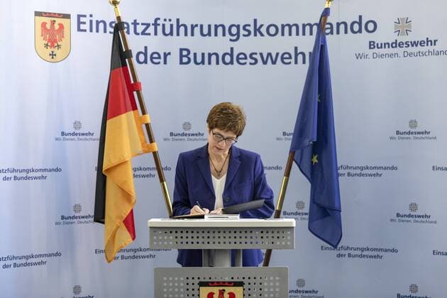 Federal Defense Minister Annegret Kramp Karrenbauer visits the Bundeswehr Command of Operations and gets informed about the situation in the areas of operations. Recorded here in the guest book Potsdam, Schwielowsee, 25 07 2019 Schwielowsee Germany Copyright: xJaninexSchmitz photothek.netx