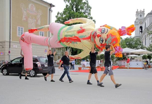 Salzburger Festspiele 28 07 2019 Employees carry parts for the stage set, stage equipment for an upcoming performance to the stage entrance of the Felsenreitschule, Hofstallgasse 1, Salzburg 28 07 2019