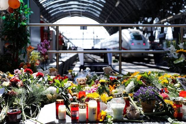 30 07 2019, xmkx, Lokal Frankfurt Trauer nach leedlicher Gleis Attacke am Hauptbahnhof, v l flowers, people, commemoration, mourning, Frankfurt am Main Hessen Germany DE Hauptbahnhof