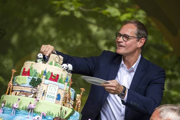 Governing Mayor Michale Mueller R cuts the birthday cake at the 175th birthday party of the Berlin Zoo in Berlin on 1 August 2019 175th birthday of the Berlin Zoo