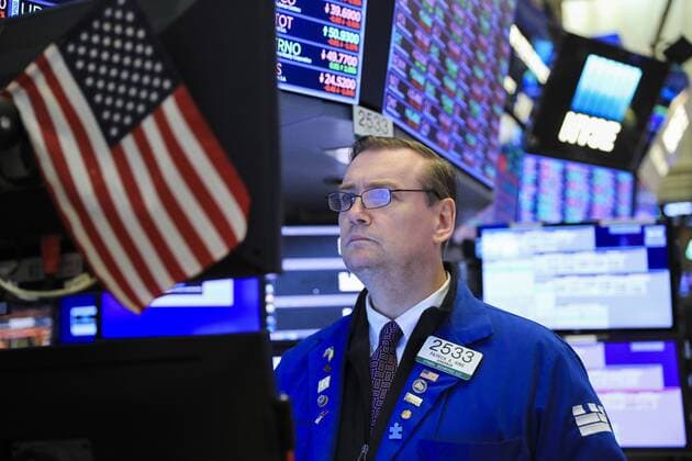News Themen der Woche KW31 News Bilder des Tages New York, Handelstag an der Wall Street (190801) -- NEW YORK, Aug. 1, 2019 -- A trader works at the New York Stock Exchange in New York, the United States, Aug. 1, 2019. U.S. stocks ended lower on Thursday, as investors digested a batch of negative data that pointed to slowing U.S. economic activity and grew concerned over U.S.-China trade prospects. The Dow Jones Industrial Average was down 280.85 points, or 1.05 percent, to 26,583.42. The S&P 500 was down 26.82 points, or 0.90 percent, to 2,953.56. The Nasdaq Composite Index fell 64.30 points, or 0.79 percent, to 8,111.12. ) U.S.-NEW YORK-STOCKS WangxYing