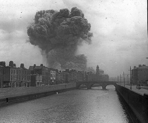 Explosion at the Four Courts. The battle of Dublin: The image shows an Explosion at the Four Courts, during the Irish Civil War 1922. Copyright: xPhoto12 AnnxRonanxPicturexLibraryx ARP18A18247