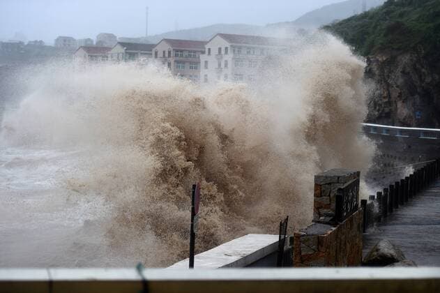 News Themen der Woche KW32 (190810) -- BEIJING, Aug. 10, 2019 -- Huge waves beat against the sea shore as Typhoon Lekima approaches in Shitang Township of Wenling City, east China s Zhejiang Province, Aug. 9, 2019. China s National Meteorological Center issued a red alert for Typhoon Lekima Friday morning, as it is expected to make landfall in the coastal areas of eastern China s Zhejiang Province Saturday. At 8 a.m., the center of Typhoon Lekima, the ninth typhoon of the year, was about 290 km southeast of the city of Wenling in Zhejiang, with a maximum wind force of 209 km per hour. ) XINHUA PHOTOS OF THE DAY HanxChuanhao