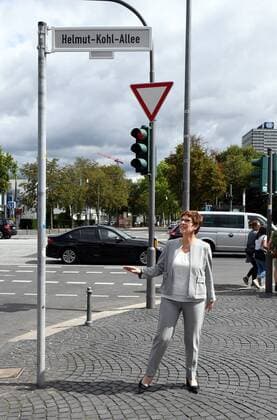 Germany, Bonn, 15 08 2019 Bonn inaugurates Helmut Kohl Allee Between Genscherallee and Helmut Schmidt Platz 400 meters of the Bundesstraße 9 were renamed to Helmut Kohl Allee Photo In the presence of the CDU Federal President and Federal Defense Minister Annegret Kramp Karrenbauer Mitte , Helmut Kohl Allee was inaugurated