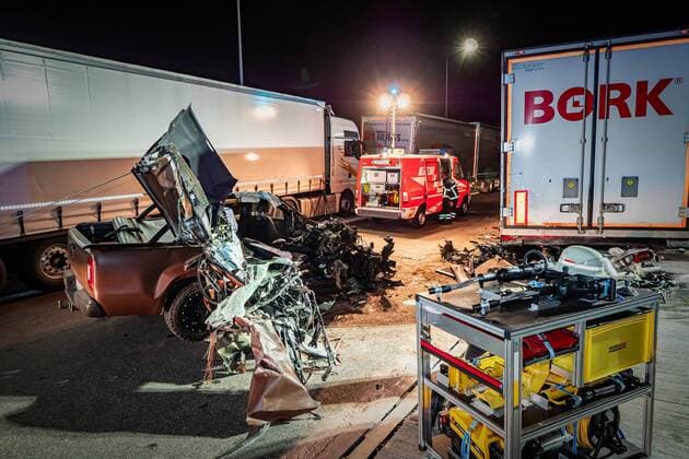 MIT TAGBILDER Pickup drives at high speed to the Sommerhofen car park on the A8, crashes into the rear of a truck, co-driver fatally injured A pickup drives on the A8 motorway in the direction of travel Karlsruhe to the Sommerhofen car park When entering the car park, the pickup comes against the lane boundary and then cra Copyright: 7aktuellx xAlexanderxHald