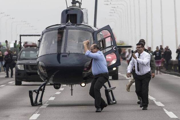 News Themen der Woche KW34 News Bilder des Tages Wilson Witzel (C), governor of the state of Rio de Janeiro, celebrates after a sniper from the elite police in Rio de Janeiro killed the kidnapper who held the occupants of a bus hostage, whom the authorities succeeded release them, on the Rio-Niteroi bridge, in Rio de Janeiro, Brazil, 20 August 2019. According to a preliminary report by the Military Police (PM) at the scene, the masked man, who was armed, died when he was taken by ambulance to a nearby hospital. Brazilian police beat the kidnapper and release the hostages from the bus !ACHTUNG: NUR REDAKTIONELLE NUTZUNG! Copyright: xANTONIOxLACERDAx AME8308 20190820-637019130569017397
